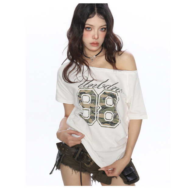 美式迷彩字母斜肩短袖T恤女夏季設計感顯瘦休閑露肩上衣潮