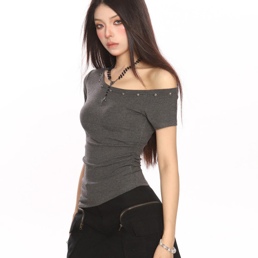 甜酷辣妹斜肩柳釘短袖T恤女夏季修身顯瘦不規則露肩上衣潮