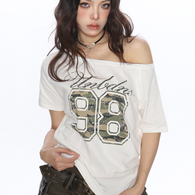 美式迷彩字母斜肩短袖T恤女夏季設計感顯瘦休閑露肩上衣潮