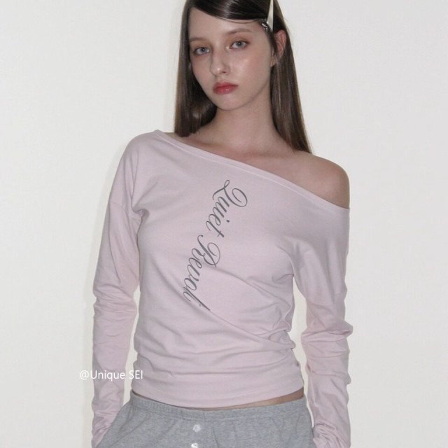 Unique SEI 韩系ins风简约斜领露肩字母印花显瘦百搭长袖T恤上衣