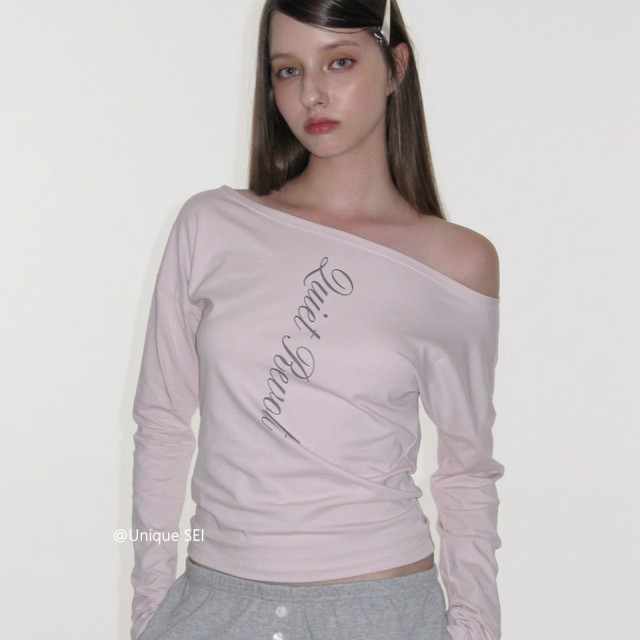 Unique SEI 韩系ins风简约斜领露肩字母印花显瘦百搭长袖T恤上衣